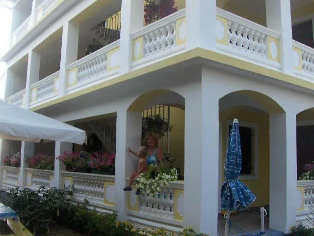 Ana Apartamento *